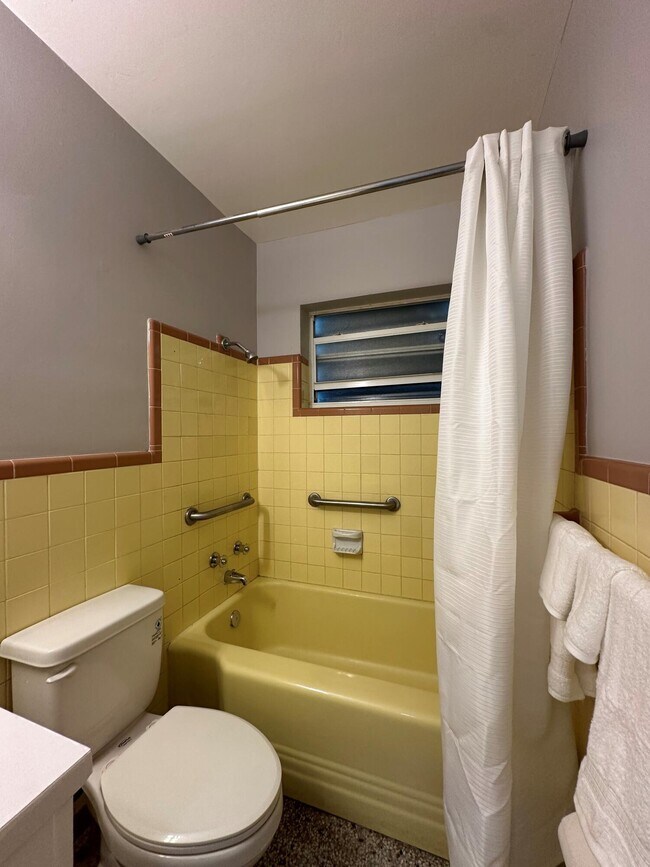 Building Photo - 415 49th St
