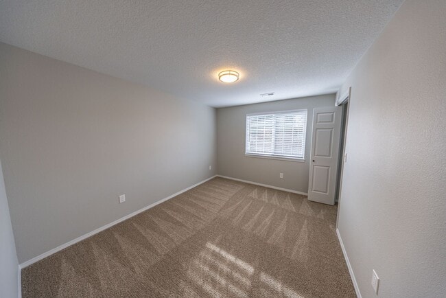 Building Photo - 5 bedroom home in Orchards - RV Parking - Central Air