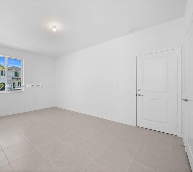 Building Photo - 701 SE 14th Ct