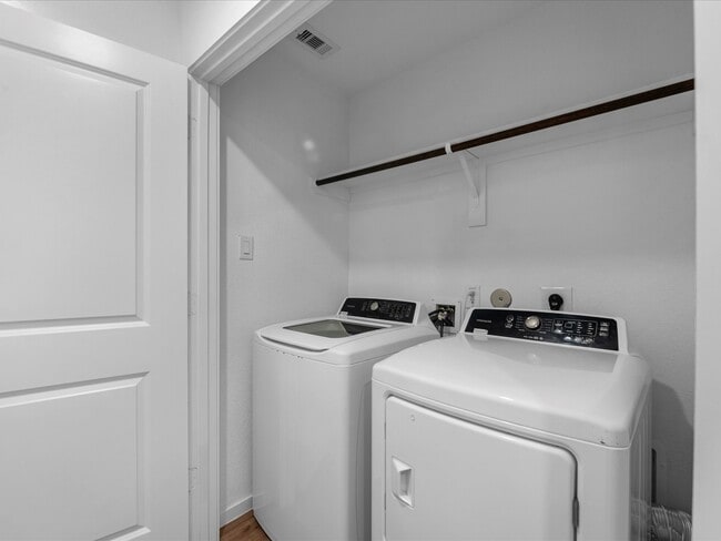 Building Photo - 2106 Hyde Acrs St