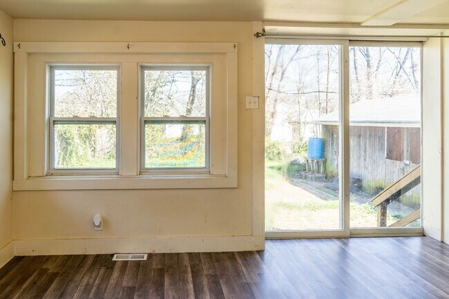 Building Photo - Spacious 2 bedroom 2 bath house