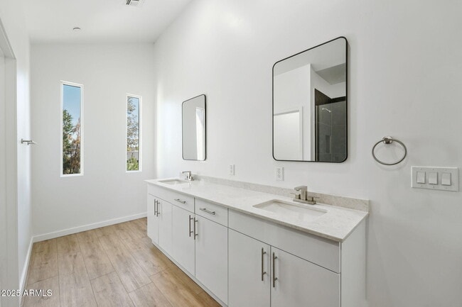 Building Photo - 225 N Pleasant Dr