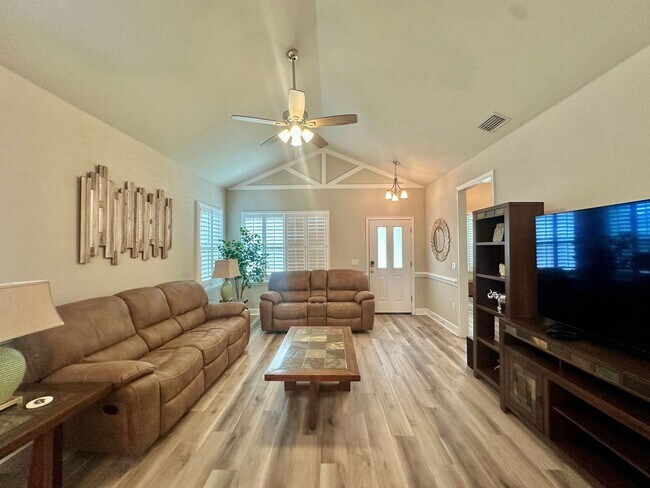 Building Photo - Modern Comfort in Fletcher Oaks – 3BR/2BA ...