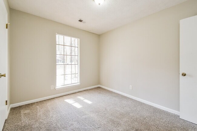 Building Photo - 2464 Hewatt Rd