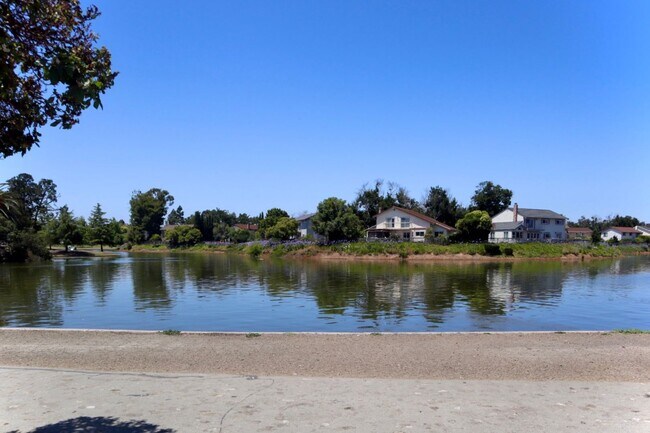 Building Photo - Gorgeous 4-bedroom home with pool – Lakesh...