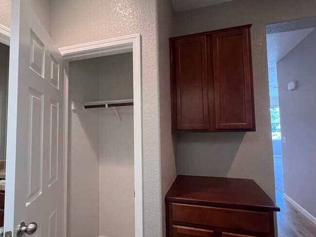 Building Photo - 427 Anchor Ln