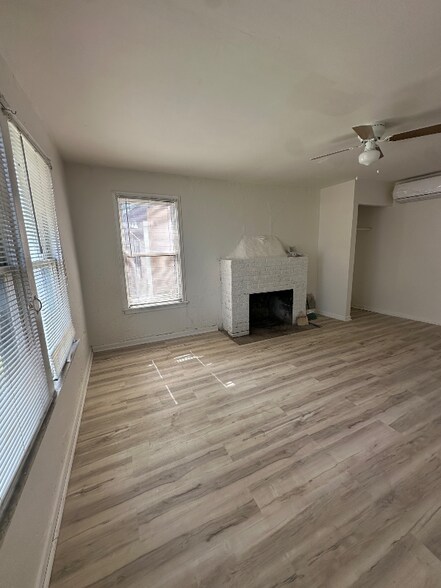 Building Photo - 2123 Delgado St