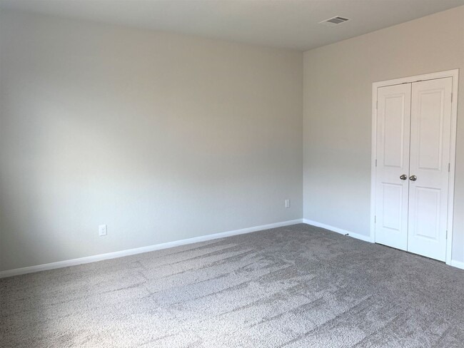 Building Photo - Large Single Level 4-bedroom in Oak Creek ...