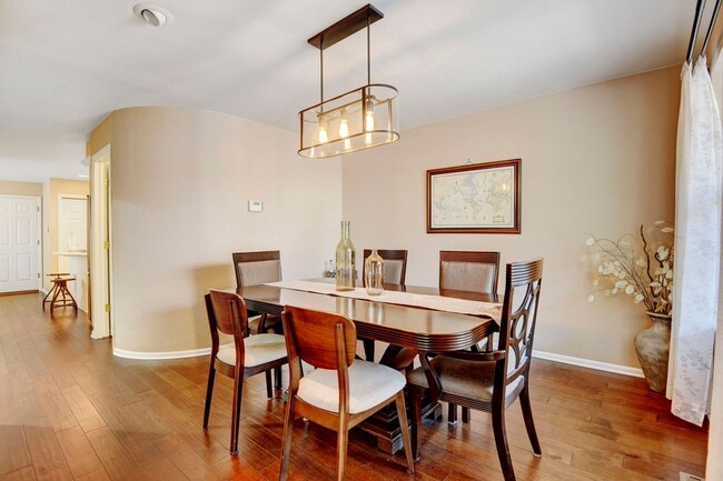 Building Photo - Beautiful luxury townhome style condominiu...