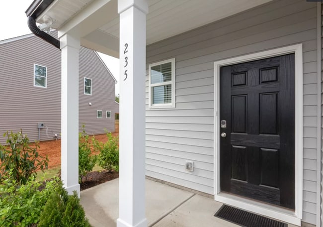 Building Photo - Available Now - Beautiful Open Floorplan 3...