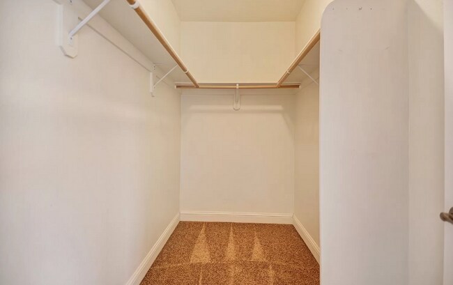 Building Photo - This Gorgeous Townhome has 3 Bedrooms, 3 1...