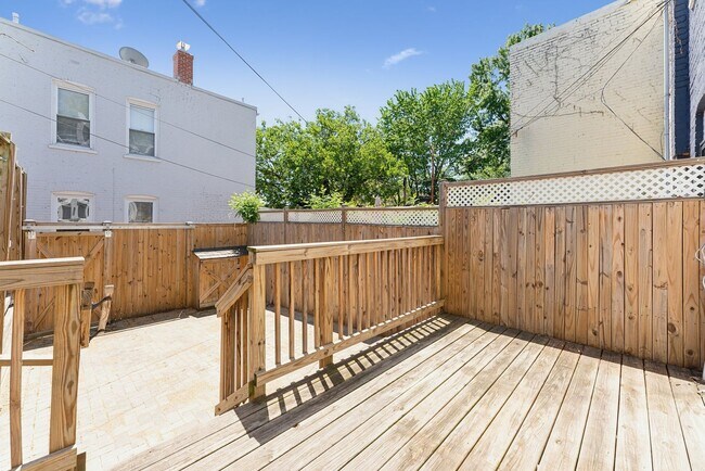 Building Photo - Capital Hill Rowhome