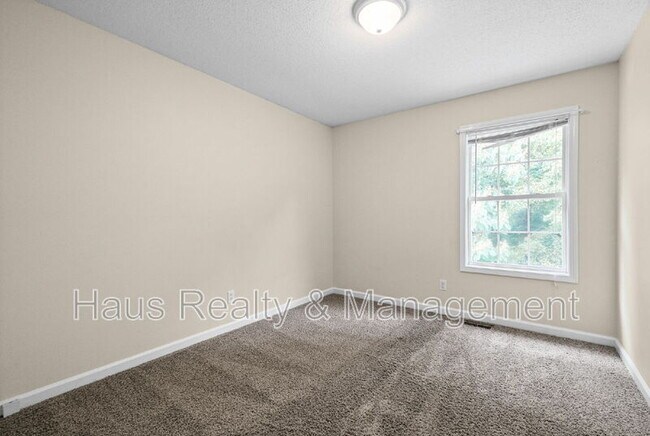 Building Photo - 932 Granny White Rd