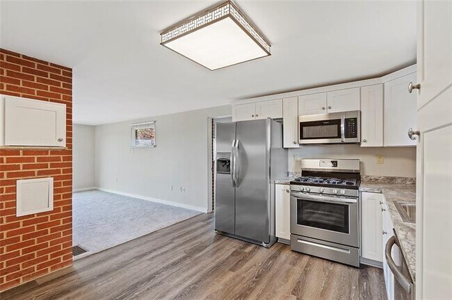 Building Photo - 8966 Knoll St