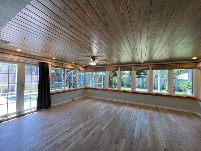 Building Photo - Spacious 3 Bedroom 2 Bath with Pool 2 Blocks from the Beach