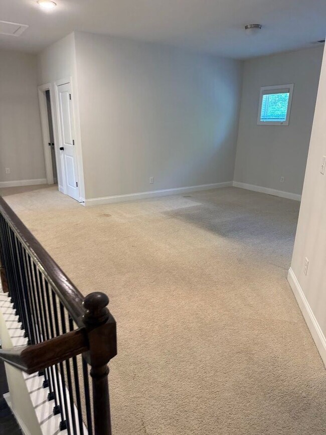 Building Photo - Spacious 5BR House in Buford