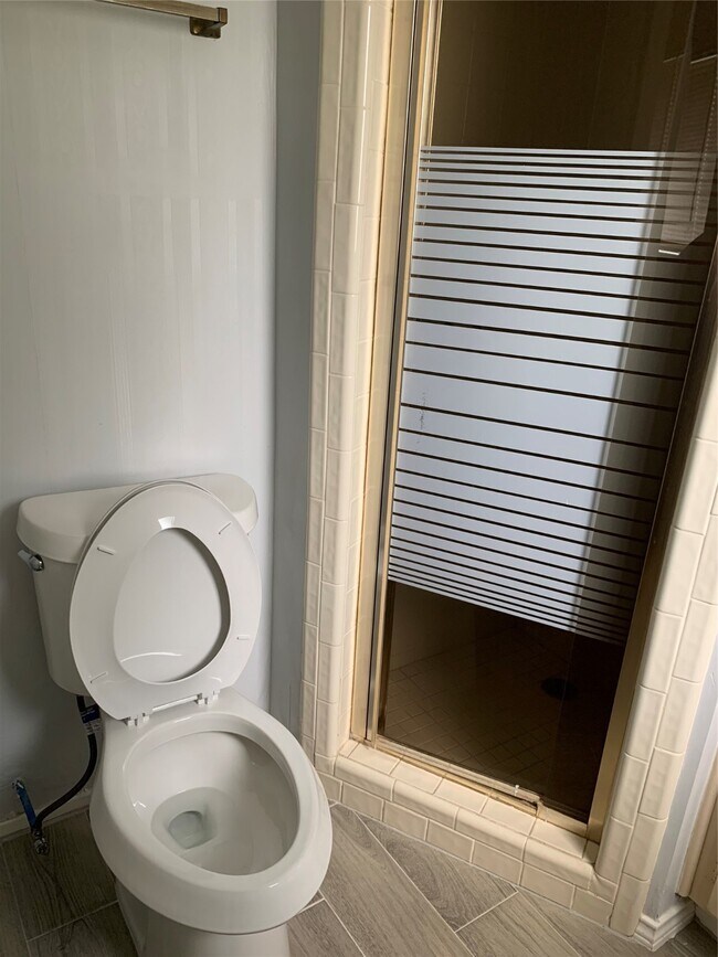 Building Photo - 11602 Roos Rd