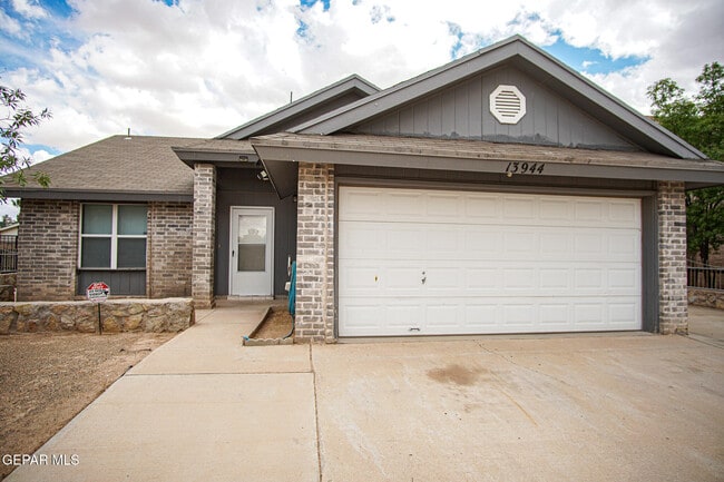 Building Photo - 13944 Roslyn Dr