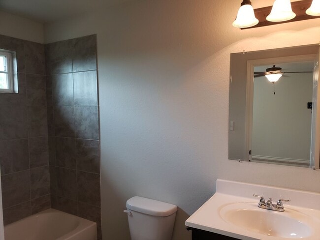 Building Photo - Town home for rent