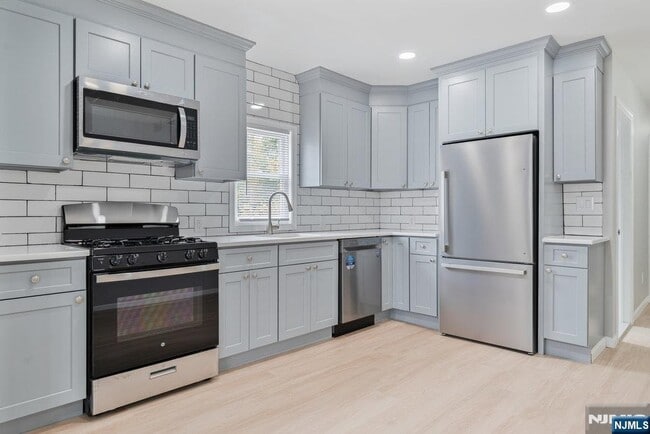 Building Photo - 16 John St