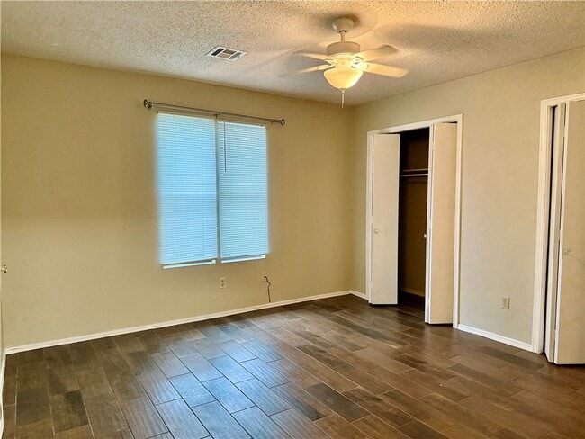 Building Photo - 930 N Century Dr
