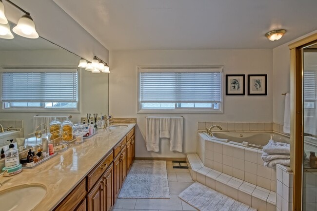 Building Photo - CHARMING & SPACIOUS, 5BR3.5BA HOME W/ PRIVATE YARD, BALCONY & SPRAWLING LIVING SPACE NEXT TO SAND...