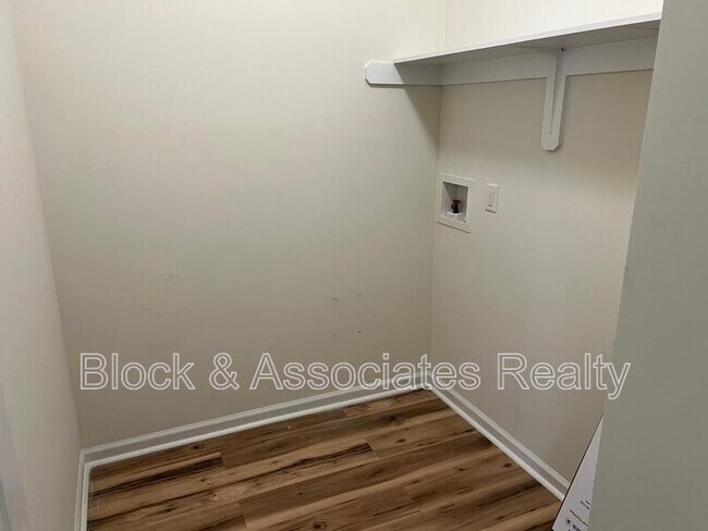 Building Photo - 302 Edward Ct