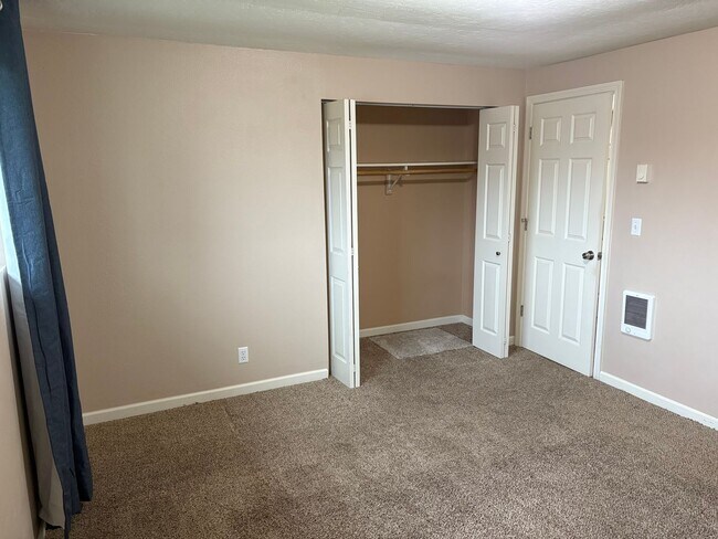 Building Photo - Springfield Duplex- 2 bedroom/1 bath updated unit