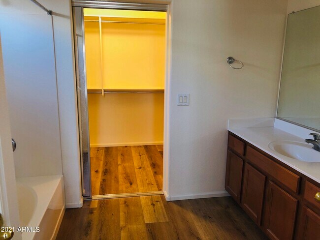 Building Photo - 2528 W Straight Arrow Ln