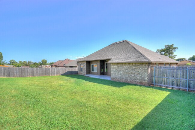 Building Photo - 1713 Pinewood Dr