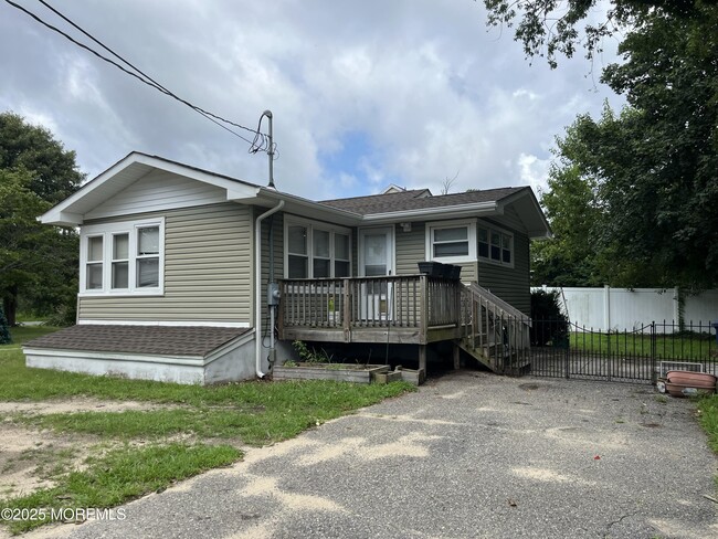 Building Photo - 551 Capstan Ave