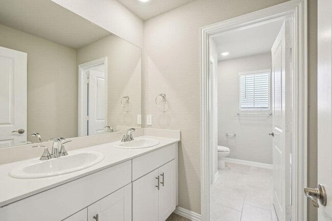 Building Photo - 714 London Town Ln