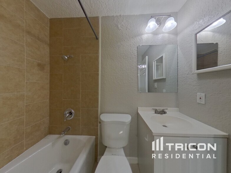 Building Photo - 4011 Palm Dr