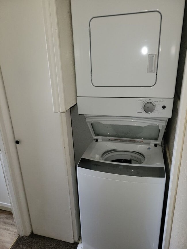 Building Photo - 2 bed 1 bath   Nice apartment. Washer dryer included !