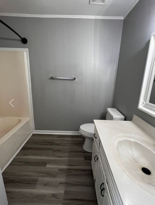 Building Photo - 3 Bedroom 2 Bathroom Home with Fenced in B...