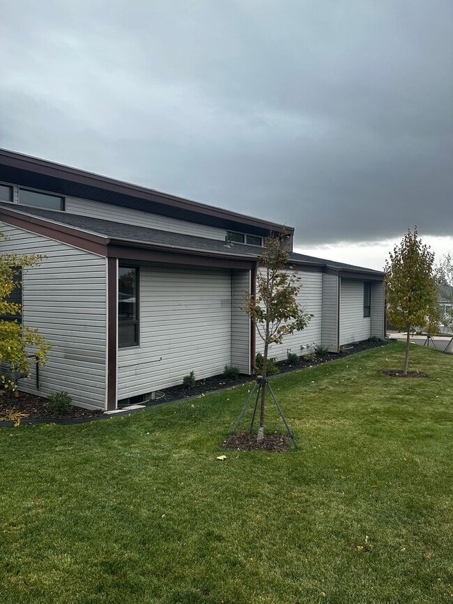 Building Photo - MOVE IN SPECIAL-- DECEMBER RENT FREE--Wonderful Single-Family Home in The Highland Area