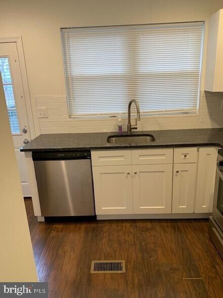 Building Photo - 1442 N Etting St