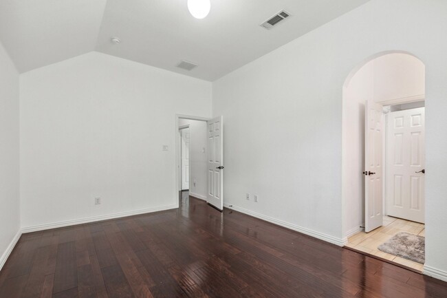 Building Photo - Luxurious in Little Elm