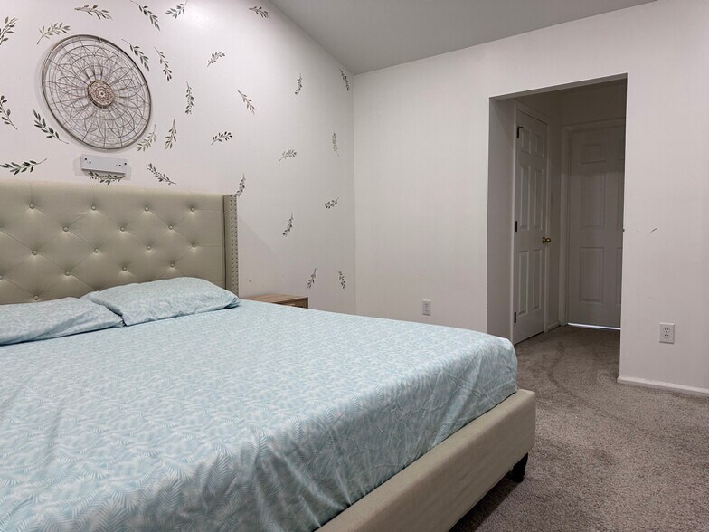 Building Photo - 403 Harvest Ln