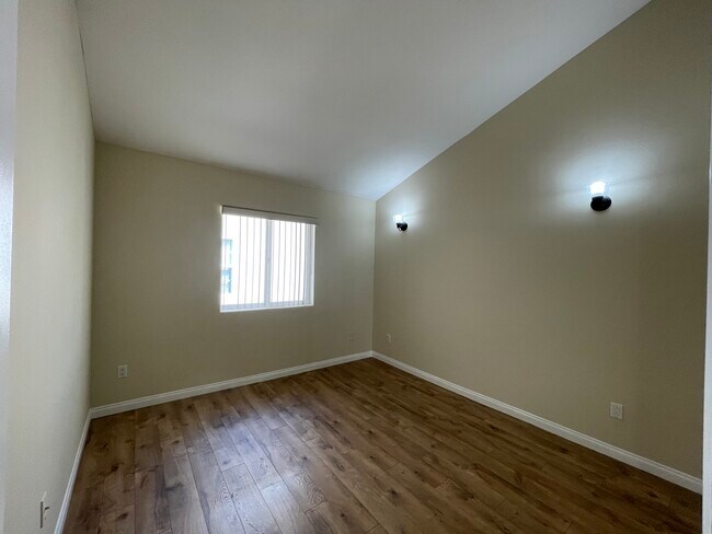 Building Photo - 13806 Vanowen St