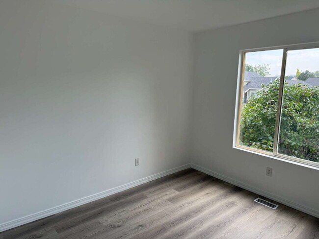 Building Photo - "Charming, newly renovated, 4-Bed, 3-Bath ...