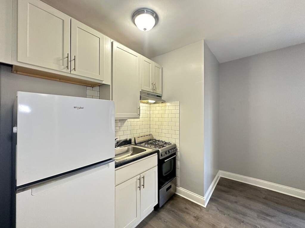 Building Photo - 4756 N Maplewood Ave