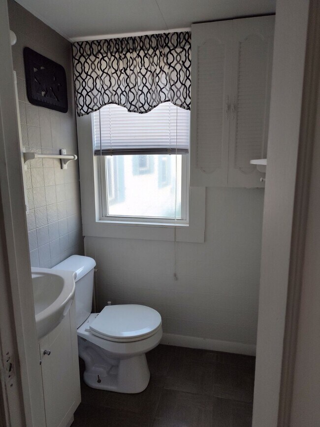 Building Photo - 10850 Parkside Ave