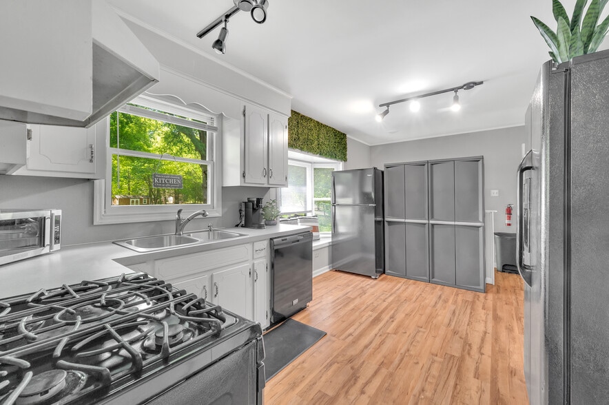 Building Photo - 9021 Sharonbrook Dr