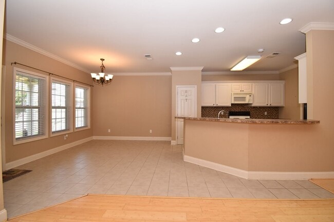 Building Photo - Spacious 3 Bedroom, 2 Bath Home