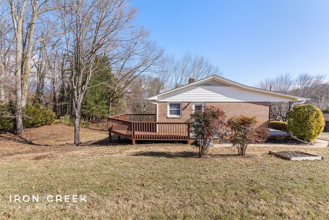 Building Photo - Adorable 3-Bedroom House in West Asheville