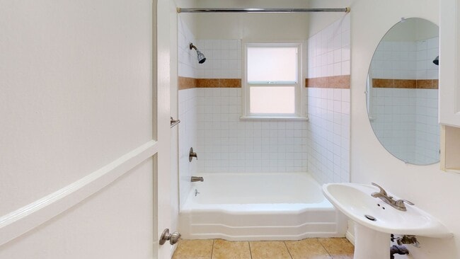 Building Photo - Adams Apartments...Newly Remodeled 1 Bedroom Apartment...Great Location!