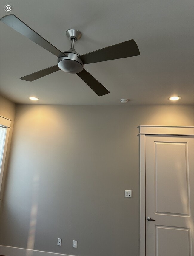 Building Photo - 905 W 15th 1/2 St