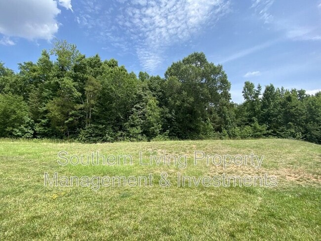 Building Photo - 2601 Silverthorn Dr