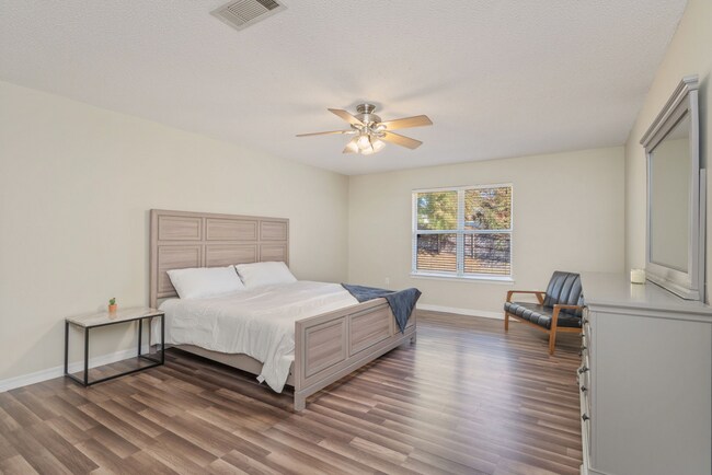 Building Photo - 4 bedroom 2 bathroom